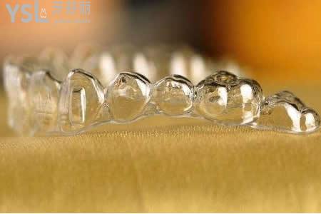 牙齒矯正費(fèi)用是多方面因素決定的：