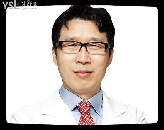  南**腔醫(yī)院種植牙一顆報價多少錢 盤點南京當(dāng)?shù)厝诵刨嚨目谇会t(yī)院種植牙收費價格表及醫(yī)生推薦jpg