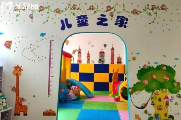 保山德康口腔醫(yī)院兒科候診游樂區(qū)