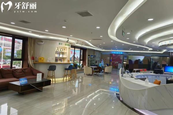 天津雅爾口腔金獅分院休息區(qū)