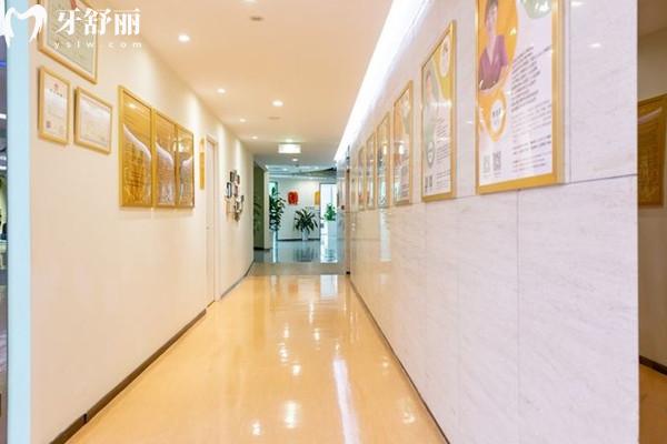 成都茁悅口腔醫(yī)院走廊