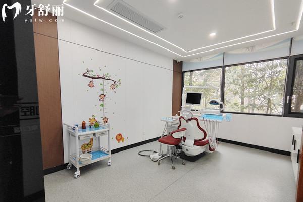 都江堰德貝口腔醫(yī)院兒童診室