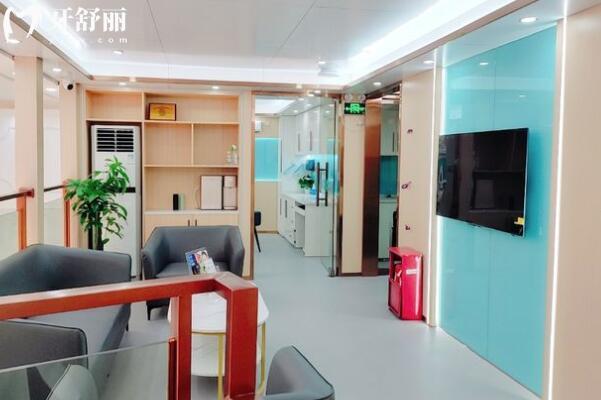 中山綠芽口腔門診部走廊