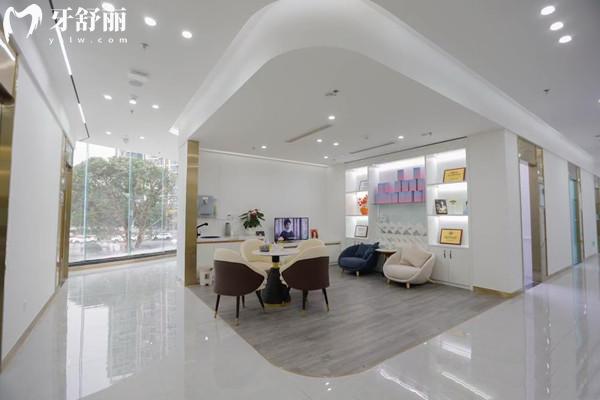 內(nèi)江東興啟辰口腔門診部休息區(qū)
