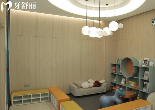 東莞口腔醫(yī)院雖是私立,但屬一級資質(zhì),正規(guī)性和口碑沒的說很靠譜
