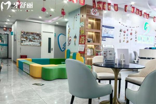 上海松奧口腔門診部大廳環(huán)境