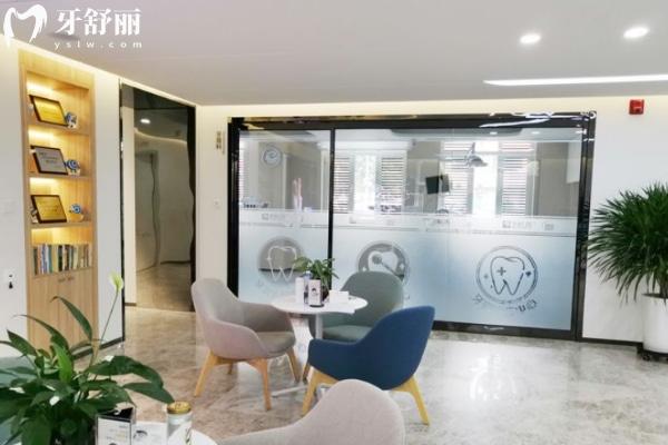 2025濟(jì)南弗萊堡口腔醫(yī)院收費(fèi)價(jià)格表 種植牙3680+矯正6800+補(bǔ)牙158+美白680+
