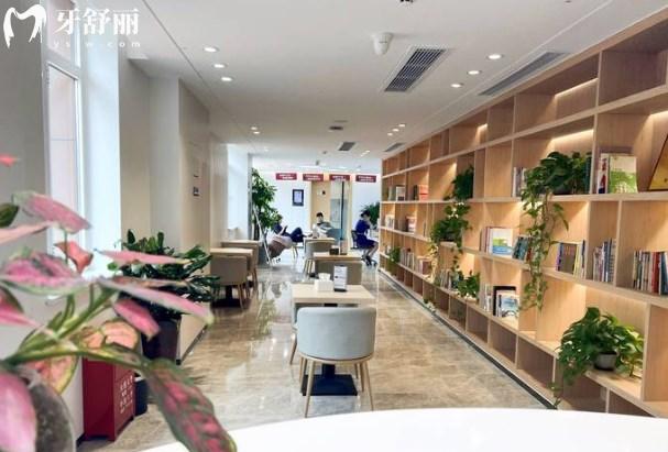 濟(jì)南弗萊堡口腔等候區(qū)