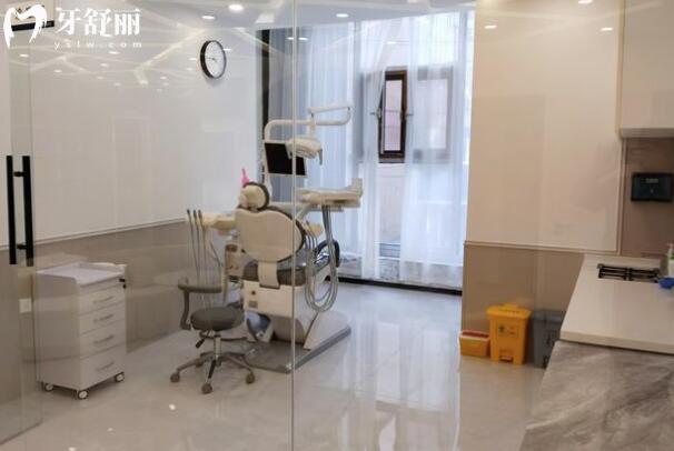 海豐德穗口腔是正規(guī)的嗎?當(dāng)然,衛(wèi)健委審批,+高端設(shè)備+醫(yī)生經(jīng)驗(yàn)足+收費(fèi)價(jià)格合理