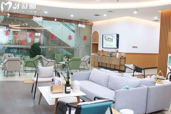 昆明松鼠口腔醫(yī)院地址+電話:087126在線預(yù)約